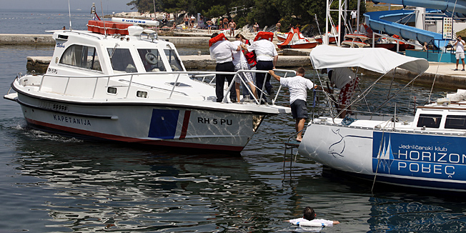 Porec, 200612.U Plavoj laguni predstavljen je NautAssistanc sustav 24 -satne pomoci na moru namjenjen namijenjenog nauticarima. YP NautAssistance predstavio je ing. Djek Surija, direktor Yacht-Poola International. Odrzana je pokazna vjezba spasavnja na koju je u pomoc stigla lucka kapetanija te poslje njih sluzba za spasavanje koja je oslobodila brod.Foto: Srecko Niketic / CROPIX