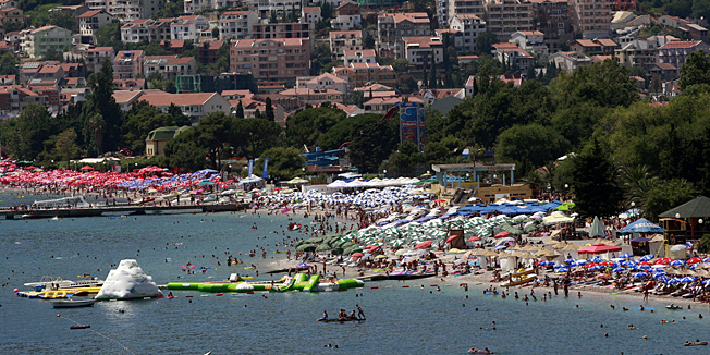 Budva, 210708. specijal JutarnjiUlaganje u crnogorski turizam. U prvom redu plaza a odmah iza nje su kuce i apartmani natrpani jedan na drugoga. Foto: Goran Sebelic / CROPIX                              