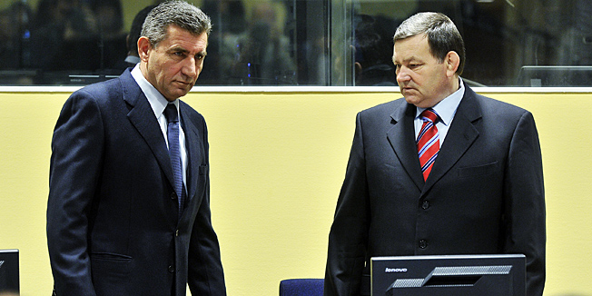 Den Haag (Nizozemska), 161112.Generali Mladen Markac i Ante Gotovina u sudnici Medjunarodnog suda za ratne zlocine pocinjene na podrucju bivse Jugoslavije, za vrijeme izricanja drugostupanjske presude Zalbenog vijeca suda u slucaju 'Operacija oluja'.Na fotografiji: Mladen Markac i Ante Gotovina.Foto: Boris Kovacev / CROPIX