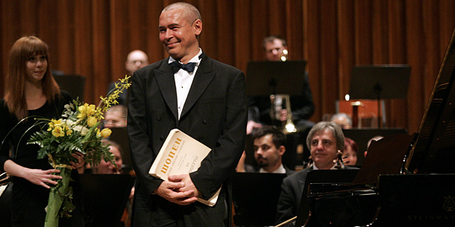 Zagreb, 230312.Vukovarska ulica, KD Lisinski.Koncert Ive Pogorelica na klaviru uz izvedbu Frederic Chopin: 1. koncert za klavir i orkestar u e-molu koji je nastupio u prvom dijelu koncerta i Dmitrij Kitajenko sa zagrebackom filharmonijom uz izvedbu Johannes Brahms: 2. simfonija u D-duru koji nastupio u drugom dijelu koncerta. Na slici: Ivo Pogorelic za vrijeme bisa.Foto: Ranko Suvar / Cropix