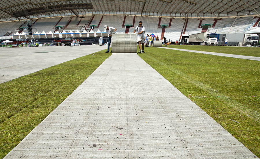 Split, 140713.Stadion Poljud.Podizanje zastitne podloge s poljudskog travnjaka nakon Ultra Europe festivala koji se odrzavao zadnje dvije veceri na stadionu.Foto: Tom Dubravec / CROPIX