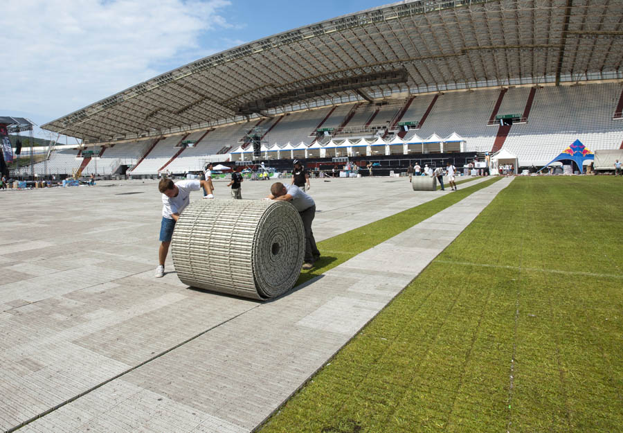 Split, 140713.Stadion Poljud.Podizanje zastitne podloge s poljudskog travnjaka nakon Ultra Europe festivala koji se odrzavao zadnje dvije veceri na stadionu.Foto: Tom Dubravec / CROPIX