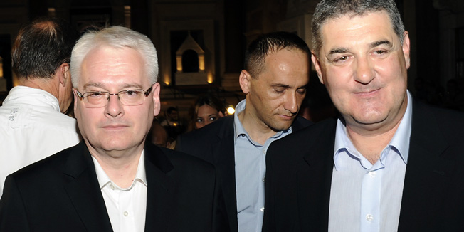 Split, 140713.59. Splitsko Ljeto.Predsjednik Ivo Josipovic otvorio je 59. Splitsko ljeto na Peristilu u nazocnosti ministrice kulture Andree Zlatar Violic i gradonacelnika Ive Baldasara. Tijekom 32 dana na splitskim ce ambijentalnim pozornicama domaci i gostujuci ansambli izvesti 38 opernih, dramskih, plesnih i koncertnih naslova. Festivalsku zastavu podigli su Tereza Kusanovic operna pjevacica i baletan Artjom Zusov. Izlozba Andreja Jemeca u Palaci Milezi uvod je u Splitsko ljeto.Na fotografiji: Ivo Josipovic i Ivo Baldasar na Peristilu.  Foto: Jadran Babic / CROPIX