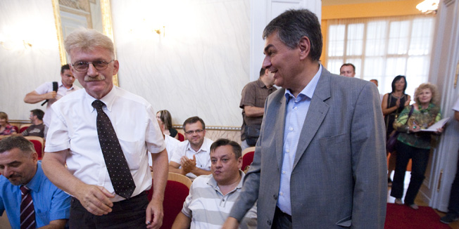 Osijek, 150713.Nakon treceg pokusaja konacno je konstituirana Skupstina zupanije Osjecko-baranjske, te ponavljanje izbora nije potrebno.Vecinom glasova HDSSB-a, HSP-AS-a i HL-a za predsjednika Skupstine izabran je Antun Kapraljevic iz Hrvatskih laburista.Na fotografiji: Antun Kapraljevic iz Hrvatskih laburista i Vladimir Sisljagic, zupan Osjecko-baranjski.Foto: Vlado Kos / CROPIX