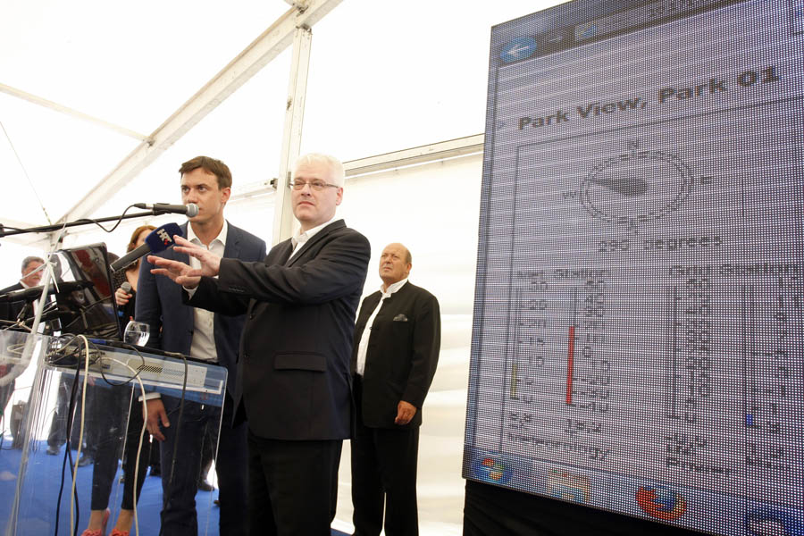 Vostane, 150713.U Vostanima je otvorena vjetroelektrana u vlasnistvu Danka Koncara i Iljka Curica, koji je i direktor tvrtke Cvrsta stina.Predsjednik RH Ivo Josipovic svecano je pustio u rad vjetroelektranu.Na fotografiji: Iljko Curic i Ivo Josipovic otvaraju vjetroelektarnu.Foto: Duje Klaric / CROPIX