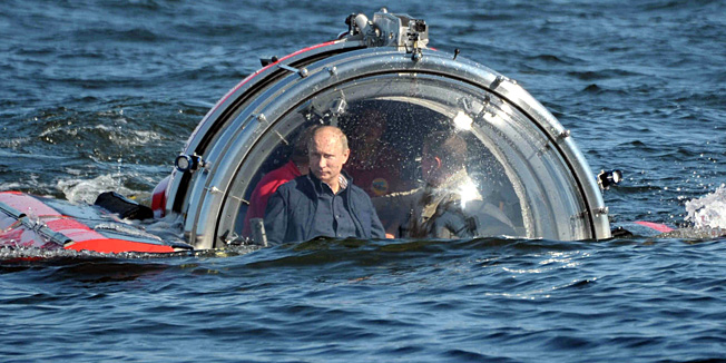 Russian President Vladimir Putin submerges on board  Sea Explorer 5 bathyscaphe near the isle of Gogland in the Gulf of Finland on July 15, 2013, visiting Oleg frigate which sink in 1869  .   AFP PHOTO/ RIA-NOVOSTI/ ALEXEI NIKOLSKY