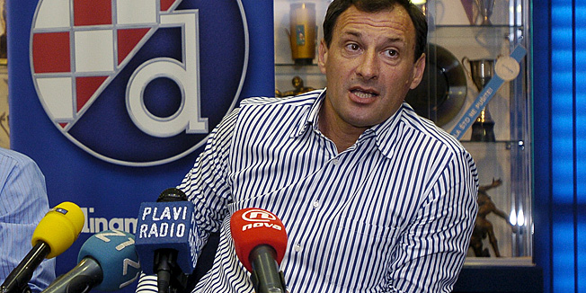 Zagreb, 040608.Press konferencija u nogometnom klubu Dinamo na kojoj su predstavili juniore koji su potpisali stipendijski ugovor i predstavili juniorski turnir Mladen Ramljak.Na slici: Romeo Jozak (direktor nogometne skole Dinama), Bozidar Sikic (voditelj Lokomotive i organizator nogometnog juniorskog turnira Mladen Ramljak).Foto: Vedran Djulic /  CROPIX