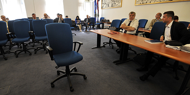 Zagreb, 170713.Zupanijski sud u Zagrebu, sudjenje bivsem premjeru i predsjedniku HDZ-a Ivi Sanaderu u slucaju Planinska, odgodjeno je zbog nedolaska optuzenog Sanadera i svjedoka koji su trebali danas svjedociti.Na fotografiji: prazan optuzenicki stolac.Foto: Bruno Konjevic / CROPIX