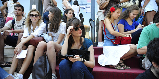 Split, 160713.U hotelu Art danas traje audicija za statiste i manje uloge u igranoj seriji Igra prijestolja koja ce se, nakon Dubrovnika, u desetom mjesecu snimati i na lokaciji Klis.Oko petsto, uglavnom mladih kandidata, od jutros ceka na red ispred hotela kako bi dobili svoju sansu za nastup u poularnoj seriji.Foto: Nikola Vilic  / CROPIX  