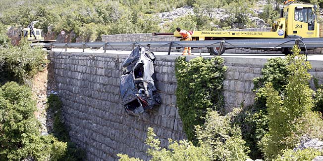 Vlaka, Senj, 180713.Jedna je osoba poginula, a dvije tesko ozlijedjene u prometnoj nesreci koja se jutros dogodila na drzavnoj cesti D-8 (Jadranska magistrala) ispred mjesta Vlaka nedaleko Jablanca. Prilikom slijetanja osobnog automoblia Fiat Punto talijanskih registarskih oznaka u 20-ak metara duboku provaliju poginula je putnica, mladja Amerikanka, a dvojica Talijana prebacena su u rijecku bolnicu s teskim tjelesnim ozljedama. Punto se kretao iz smjera Senja prema Jablancu, a dojava o nesreci stigla je oko 7:30 sati. U akciji izvlacenja tijela sudjelovali su i pripadnici GSS-a (Gorska sluzba spasavanja). Uzroci nesrece utvrdit ce se policijskim ocevidom.Foto: Tea Cimas / Cropix