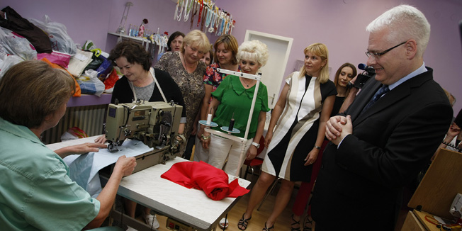 Zagreb, 180713.Udruga Otvoreno Kamensko, Rudolfa Bicanica 4.Predsjednik RH Ivo Josipovic donirao je sivaci stroj rupicarku radnicama Udruge Otvoreno Kamensko.Na fotografiji: Ivo Josipovic.Foto: Ronald Gorsic / CROPIX