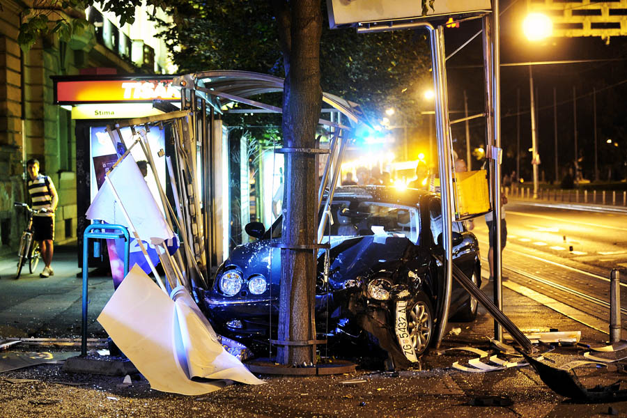 Zagreb, 180713.  Ocevid nakon prometne nesrece na Savskoj cesti kod Trga marsala Tita u kojoj su sudjelovala cetiri automobila.Foto: Boris Kovacev / CROPIX