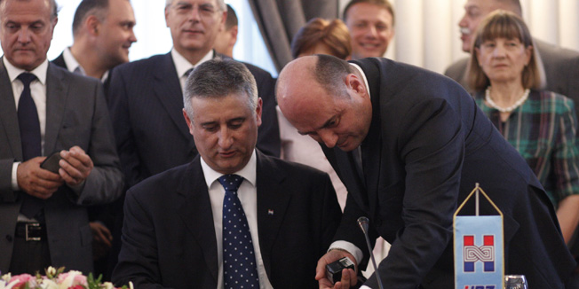 Zagreb, 190713.Potpisivanje Sporazuma o strateskom partnerstvu i trajnoj politickoj suradnji izmedju Hrvatske demokratske zajednice i Hrvatske seljacke stranke.Na fotografiji: Tomislav Karamarko i Milijan Brkic.Foto: Dragan Matic / CROPIX
