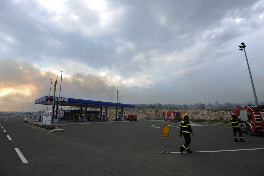 Skradin, 190713.Vatrogasci i tri kanadera uspjeli su ugasiti pozar kod benzinske postaje na odmoristu Prokljan na autocesti Zagreb - Split. Zbog pozara, dio autoceste je bio zatvoren.Foto: Niksa Stipanicev / CROPIX