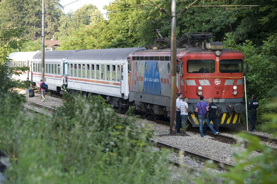Horvati, 200713.U mjestu Horvati, jugozapadno od Rakovog potoka oko 17:10 dogodila se laksa prometna nesreca pri kojoj je brzi vlak naletio na kombajn koji je prelazio preko pruznog prijelaza.Nitko nije stradao, no putnici su cekali sve do iza 19 sati da ocevid zavrsi.Foto: Darko Tomas / CROPIX