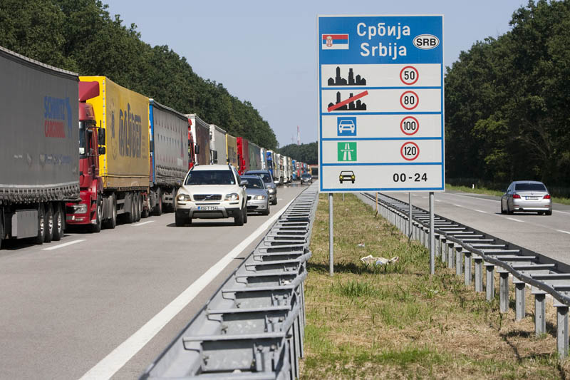 Bajakovo, 020713.Bajakovo,granicni prijelaz izmedju Hrvatske i Srbije.Zastoj kamionskog teretnog prometa od Srbije prema Hrvatskoj u duzini od 17 kilometara zbog problema s hrvatskim carinskim sistemom.Na fotografiji:Kolona kamiona na autocesti u Srbiji.Foto: Vlado Kos / Cropix 