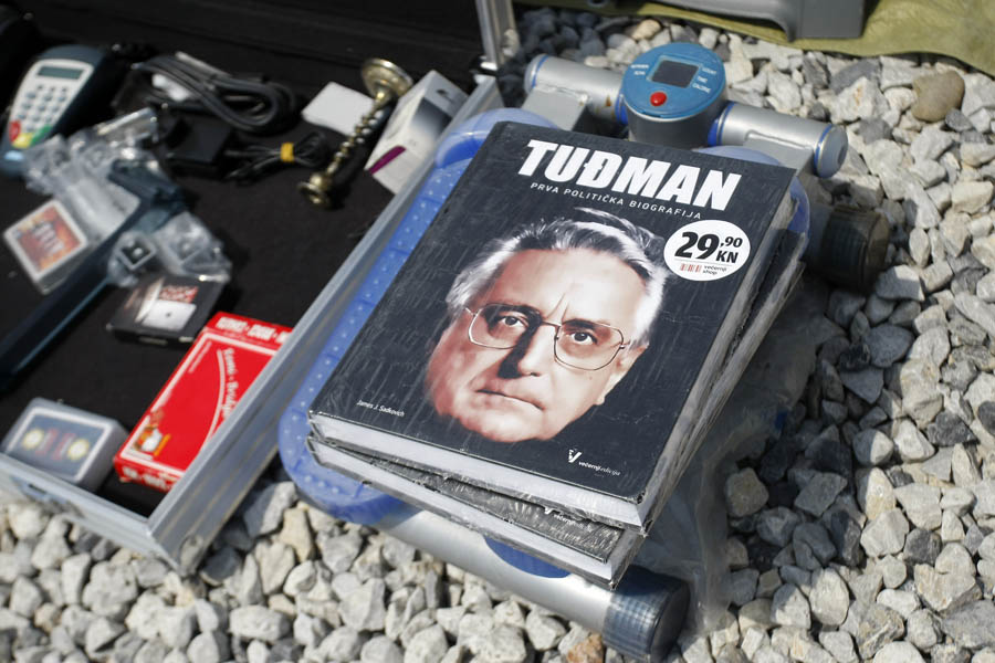 Zagreb, 210713.Jakusevac.Na najpoznatijem zagrebackom sajmistu Hrelicu danas je bila uobicajena guzva. Na nasipu uz Savu gradjani prodaju odjecu po cijenama od 10kn za ljetne kratke hlace, dok se u krugu Hrelica mogu naci sitnice za svakoga uz obavezno cjenkanje.Na fotografiji: monografija Franje Tudjmana.Foto: Tomislav Kristo / CROPIX