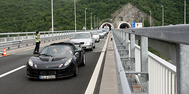 Rijeka, 060611.Danas poslijepodne u zapadnom kraku tunela Katarina na rijeckoj zaobilaznici doslo je do prometne nesrece u kojoj je sudjelovao autobus dubrovackih i kamion rijeckih registracijskih oznaka. Nitko nije teze ozlijedjen, no pricinjena je znatna materijalna steta. Ocevid je u tijeku. Na slici: kolona automobila.Foto: Tea Cimas / CROPIX