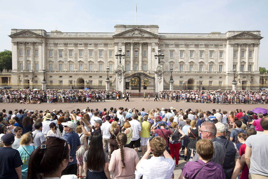 TOPSHOTSCrowds of tourists gather on the steps of the Queen Victoria Memorial Statue outside Buckingham Palace in central London on July 22, 2013. Prince William's wife Kate, (Catherine, Duchess of Cambridge) was admitted to hospital today in the early stages of labour as the world awaited the birth of a baby directly in line to inherit the British throne. It will then be made public in the traditional way, with a proclamation signed by royal doctors displayed on an easel in the Buckingham Palace forecourt -- the same easel used to announce William's birth in 1982. AFP PHOTO / JUSTIN TALLIS