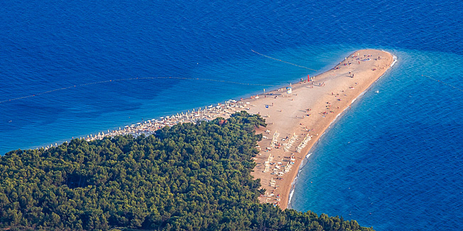 Otok Brac, Vidova Gora, 200713.Brac je treci otok po povrsini u Jadranskom Moru, te je najvisi otok na Jadranu sa vrhom 778m/nm. Otok posjeduje i jednu od najpoznatihih plaza u svijetu Zlatni Rat. Na fotografiji: Panorama Zlatnog Rata i Bola sa Vidove Gore.Foto: Zvonimir Barisin / CROPIX