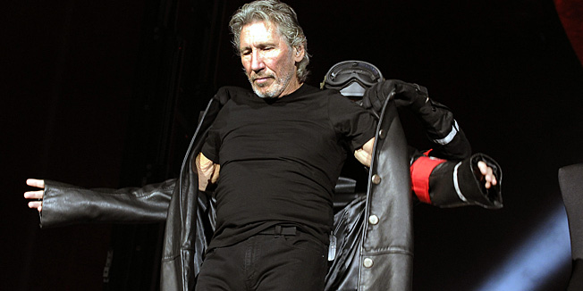 Split, 230713. Zacetnik legendarne grupe The Pink Floyd, Roger Waters odrzao je velicanstveni koncert na stadionu Poljud. Publika je bila odusevljena grafickim prikazima velikog zida koji se urusavao, tehnickom podrskom te nastupom Rogera Watersa.Foto: Jadran Babic / CROPIX