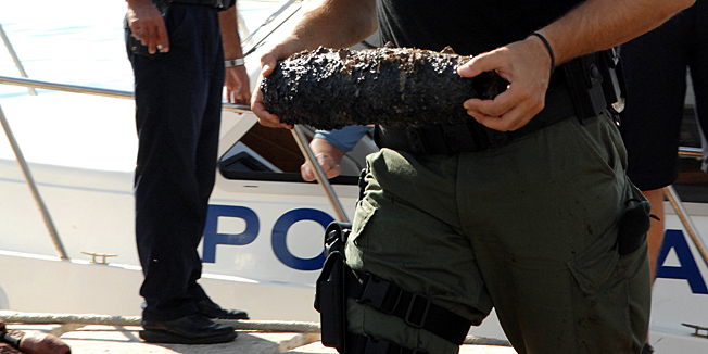 Kastel Sucurac, 031012.U moru ispred rive u samom centru Kastel Sucurca pronadjena su minsko eksplozivna sredstva. Pretpostavlja se da se radi o zaostalim bombama iz drugog svjetskog rata. Policija je blokirala citavo podrucje a pirotehnicari i ronioci MUP-a su zapoceli sa vadjenjem eksplozivnih sredstava.Na fotografiji iznosenje mina na sucuracku rivu.Foto: Mario Todoric / CROPIX