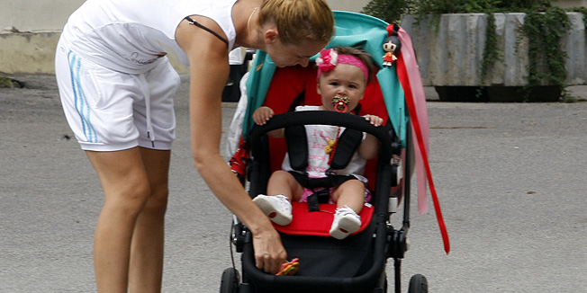 Varazdin, 250713. Poznata hrvatska tenisacica Karolina Sprem Baghdatis danas je prosetala Varazdinom sa svojom kcerkicom Zaharom.Foto: Zeljko Hajdinjak / CROPIX