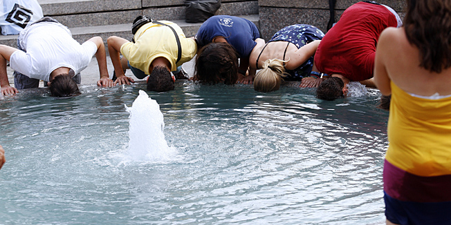Zagreb, 060812.Trg bana Jelacica.U popodnevnim satima displej na Trgu bana Jelacica pokazivao je 35 stupnjeva Celzijusa. Zbog vrucine koja se isijavala iz asfalta turisti su se hladili u Mandusevcu, a najgore je radnicima koji moraju uredjivati ulice na nesnosnim temperaturama.Na slici: grupa turista hladi se u Manusevcu.Foto: Tomislav Kristo / CROPIX