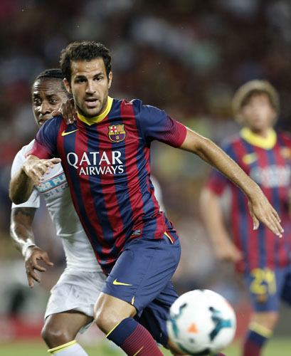 Santos FC's midfielder Arouca (L) vies with Barcelona's midfielder Cesc Fabregas during the 48th Joan Gamper Trophy football match FC Barcelona vs Santos at the Camp Nou stadium in Barcelona on August 2, 2013.    AFP PHOTO/ JOSE JORDAN