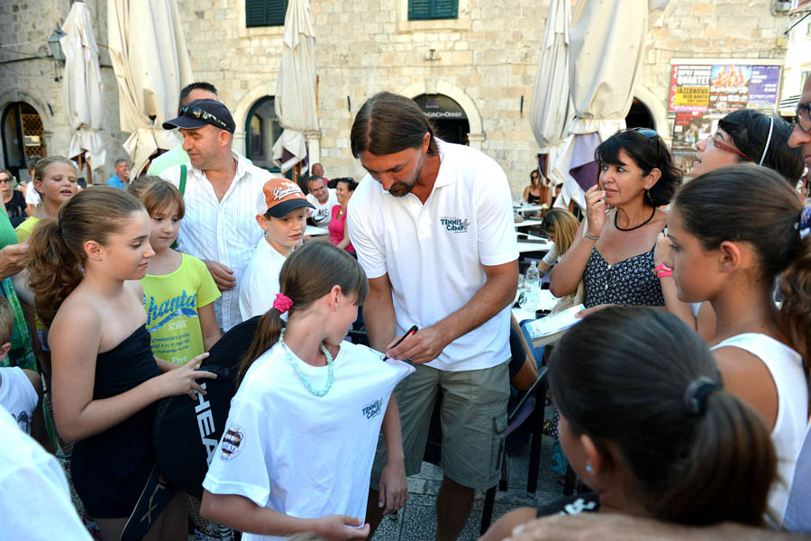 Dubrovnik, 030813. U sklopu ljetnog teniskog kampa koji organizira teniski klub Ragusa odrzan je kids day na stradunu gdje su se najmladji tenisaci mogli okusati protiv Gorana Ivanisevica.Na fotografiji: Goran Ivanisevic.Foto: Tonci Plazibat / CROPIX