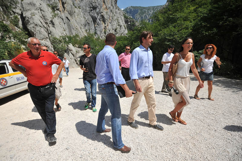 Starigrad, NP Paklenica, 060813. Ministar turizma Darko Lorencin danas je posjetio NP Paklenica gdje je sa ravnateljem NP-a Zlatkom Marasovicem obisao stare vojne tunele u stijenama iz vremena JNA, a koji se sada obnavljaju u svrhe turizma. Nakon obilaska tunela i davanja izjava za medije, ministar se druzio s pripadnicima GSS-a, a na kraju se okusao i u penjanju po stijenama.Na fotografiji: posjet ministra Lorencina NP Paklenica;Foto: Luka Gerlanc / CROPIX