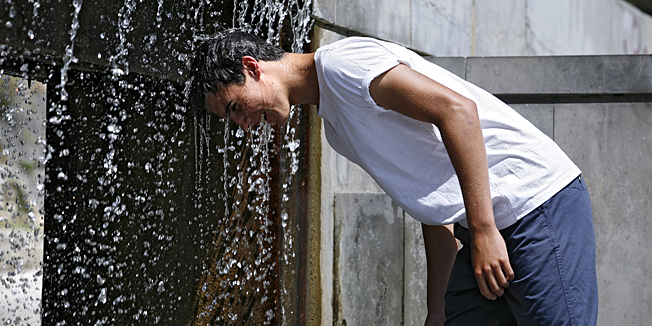 Split, 29713.Kralja Tomislava.Visednevna nesnosna vrucina natjerala je mnoge da potraze spas u hladovini ili u klimatiziranim prostorijama, dok je ovaj mladic pronasao spas ispod mlaza hladne vode na fontani.Foto: Biljana Gaurina / CROPIX