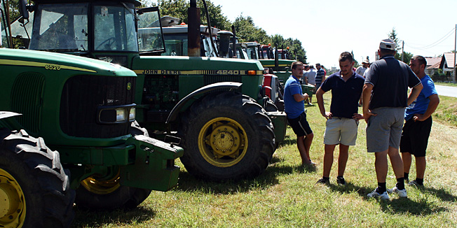 Ceminac kod Belog Manastira, 070813.Seljaci su danas u podne zapoceli mirni prosvjed. Zahtjevaju sastanak sa premijerom Zoranom Milanovicem, traze ostavku ministra poljoprivrede Tihomira Jakovine i isplatu cijelokupnog poticaja za 2012. godinu.Na fotografiji: Prosvjed seljaka u baranjskom selu Ceminac.Foto: Emica Elvedji / Cropix