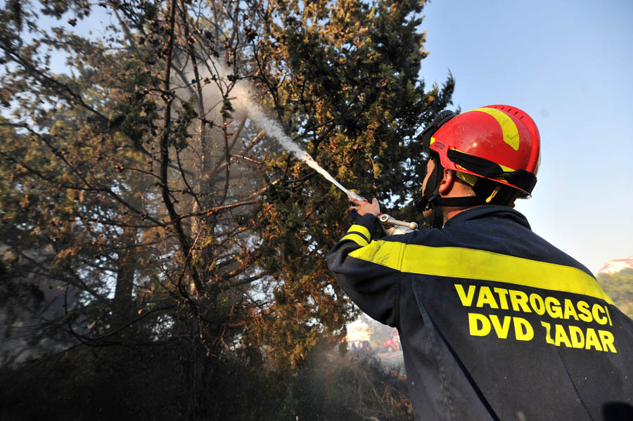 Zadar, 110813. Veliki pozar planuo u sredistu grada oko 17 sati na lokaciji Plovanija s obije strane Ulice biskupa Jurja Dobrile u blizini OS Bartola Kasica. Vatrogasci su pozar ugasili, a sada na terenu vrse kontrolu.Foto: Luka Gerlanc / CROPIX