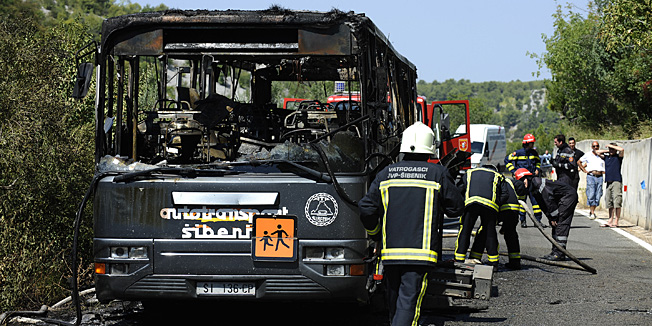 Skradin, 120813.Na cesti Lozovac Skradin u predjelu Milkovica drage doslo je do pozara na autobusu Autotransporta iz Sibenika , brzom intervencijiom vatrogasaca pozar je ugasen. Nema ozlijedjenih putnika a autobus je u cijelosti izgorioFoto: Niksa Stipanicev / CROPIX