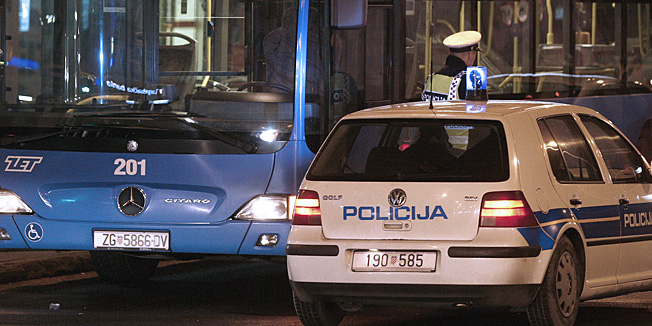 Zagreb, 020112.Ilica na uglu s Szabovom ulicom.U 17, 20 h dogodila se prometna nesreca u kojoj se osobni automobil sudario s autobusom ZET-a, s manjom materijalnom stetom.Vozacu automobila pozlilo je prije nesrece, a zatim je preminuo. Ocevid je u tijeku.Foto: Goran Mehkek / Cropix