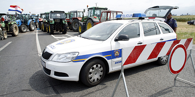 Djakovo, 100813.Prosvjed seljaka i blakada cesta se nastavlja. Prosvjednici koji su vec tri dana na cestama i dalje traze ostavku ministra Tihomira Jakovine, isplatu poticaja za proslu godinu, vecu otkupnu cijenu psenice i hitan razgovor s premijerom Zoranom Milanovicem. Na fotografiji: blokada djakovacke obilaznice.Foto: Emica Elvedji / CROPIX