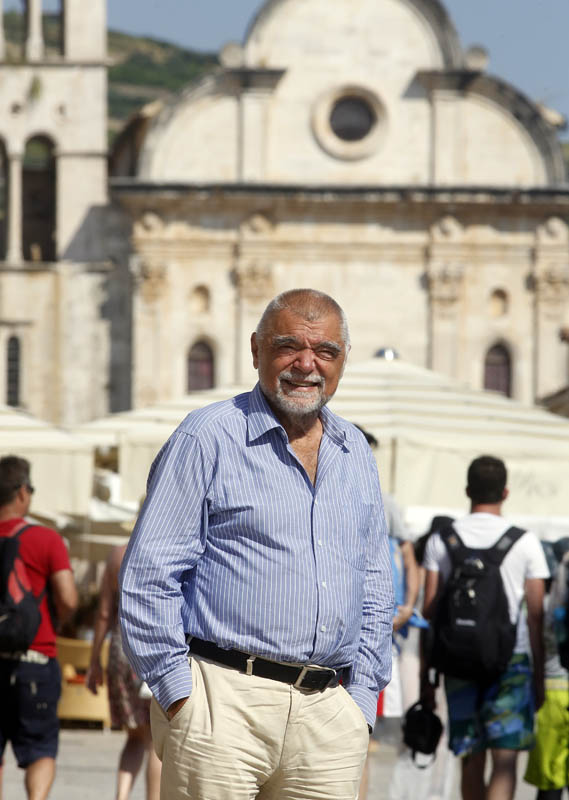 Hvar, 140813.Bivsi predsjednik Hrvatske Stipe Mesic prosetao je hvraskom pjacom.Foto: Damjan Tadic / CROPIX