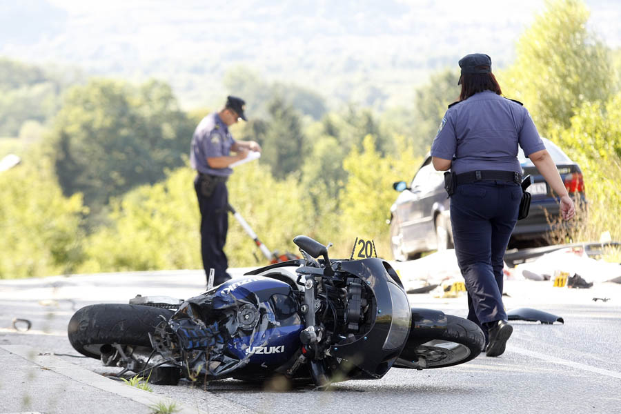Stubicka slatina, 150813.Teska prometna nesreca automobila marke BMW i motocikla Suzuki GSX-r u kojoj su zivot izgubila dva motorista. Prometna se dogodila oko 14h, cesta je zatvorena za promet do zavrsetka ocevida.Foto: Ranko Suvar / CROPIX