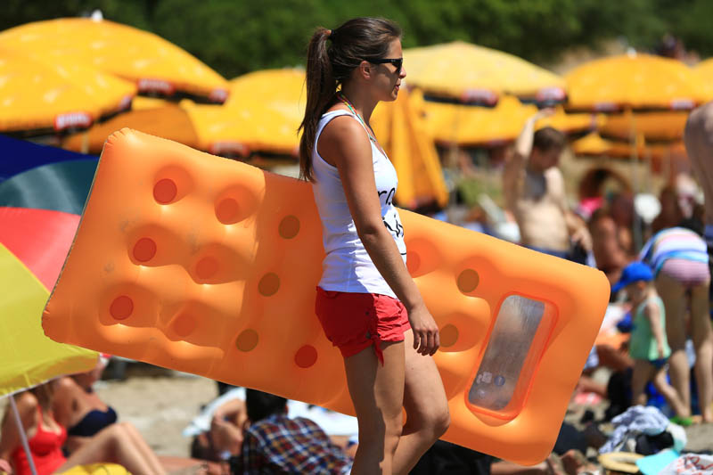 Split, 170813. Bacvice su i ove subote prepune turista koji uzivaju u  moru i suncu.Foto: Zvonimir Barisin / CROPIX