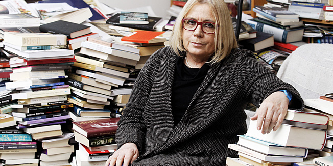 Zagreb, 020113.Stan Nadezde Cacinovic, Crnatkova 14.Hrvatska filozofkinja, feministica i prevoditeljica Nanezda Cacinovic u svom stanu okruzena knjigama.Na fotografiji: Nadezda Cacinovic.Foto: Tomislav Kristo / CROPIX