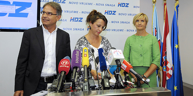 Zagreb, 210813.Sredisnjica HDZ-a, Trg zrtava fasizma 4.Odrzana je konferencija za medije Hrvatske demokratske zajednice na temu Provodjenje fiskalizacije u ugostiteljsko - turistickim objektima. Na konferenciji su sudjelovali su Hrvojka Bacic - podpredsjednica HDZ-ova Odbora za financije, Branka Jurcev Martincev - saborska zastupnica i gradonacelnica Vodica i Gari Cappelli - predsjednik HDZ-ova Odbora za turizam i gradolnacelnik Malog Losinja.Na fotografiji: Gari Cappelli, Hrvojka Bacic, Branka Jurcev Martincev.Foto: Damir Krajac / CROPIX