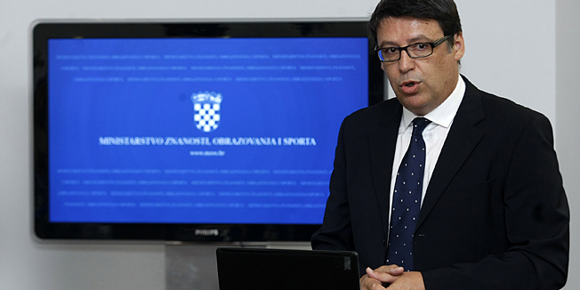 Zagreb, 210813.Ministarstvo znanosti, obrazovanja i sporta.Ministarstvo znanosti, obrazovanja i sporta organiziralo je danas svecano potpisivanje ugovora u okviru natjecaja dodjele bespovratnih sredstava pod nazivom Integracija skupina u nepovoljnom polozaju u redoviti obrazovni sustav.Na fotografiji: Ministar Zeljko Jovanovic.Foto: Ranko Suvar / CROPIX