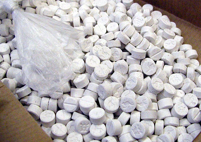 vinkovci,080104-crnau pretresu kuce vinkovcanina iz krim miljea pronadjeno oko 1060 ekstazija 780 g kokaina krivotvorene novcanice i ukradeni dokumentisnimio damir glibusic