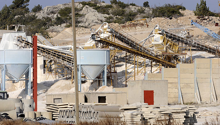 Dubrava kod Sibenika , 240110.Kamenolom tvrtke Lavcevic u kojem su nepoznati pocinitelji ostetili trake za prevoz kamena , a steta je oko 500 000 tisuca kunaFoto: Niksa Stipanicev / CROPIX