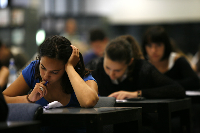 Zagreb, 140708.Ekonomski fakultet,prijemni ispiti na ekonomiji,guzve na fakultetu. Foto: Ranko Suvar / Cropix