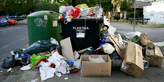 Zagreb, 240812.Travno.Nagomilani odpad u zagrebackom naselju Travno koji se vec treci dan ne odvozi zbog prosvjeda mjestana Jakusevca i Micevca i blokade zagrebackog odlagalista smeca.Foto: Ronald Gorsic / CROPIX