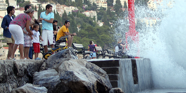 Dubrovnik, 240711.Nakon pljuska skupina turista uzivala je u prizoru razbijanja valova na Porporeli.Foto: Zoran Kusalo / CROPIX