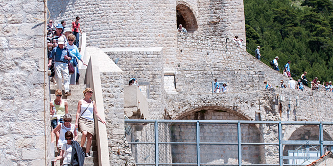 Dubrovnik, 030613.Turisti na dubrovackim zidinama su danas imali priliku uzivati u lijepom toplom danu.Na fotografiji turisti na dubrovackim zidinama.Foto: Tonci Plazibat / CROPIX