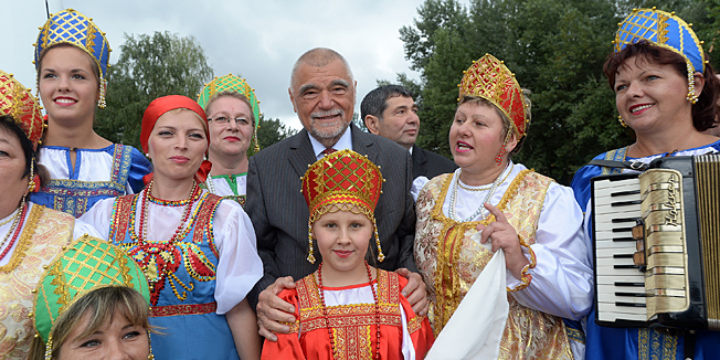 Zagreb, 240813.Bundek.Na Bundeku su se odrzali 6. susreti Lige antifasista jugoistocne europe Dani balkanske ljubavi.Osnovni smisao manifestacije je zblizavanje naroda i kultura u regiji kroz druzenje , pjesmu i folklor na univerzalnim vrijednostima antifasisticke borbe naroda Europe.Ovai sesti po redu susreti posveceni su 68. obljetnici pobjede nad silama fasizma, 70. obljetnici od 2 zasjedanja AVNOJ-a te ulasku Hrvatske u EU.Na fotografiji: Stipe Mesic se fotografira s Ruskim folklorasicama iz medjimurja.Foto: Goran Mehkek / CROPIX
